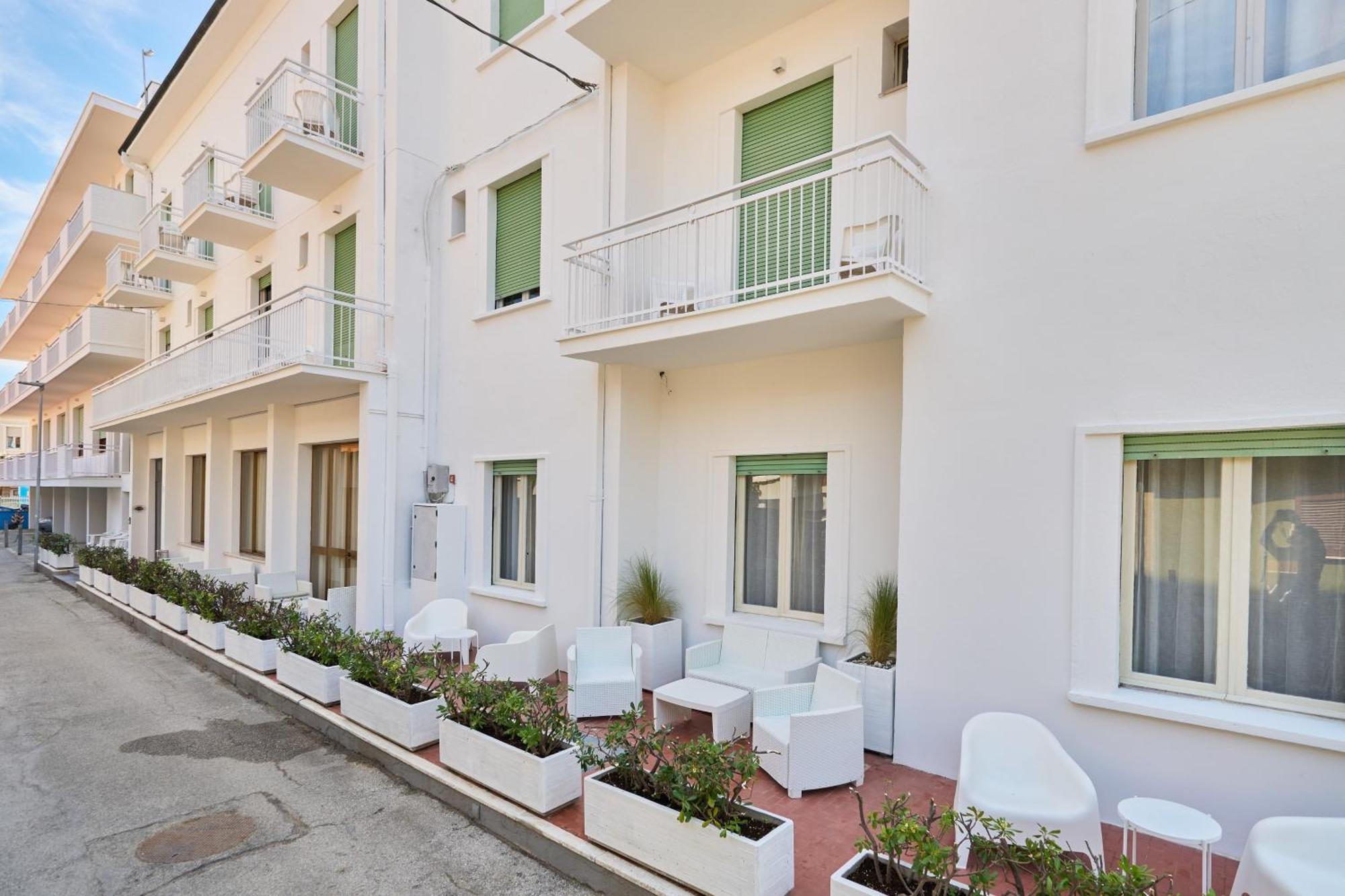 Hotel Jolanda Μπελάρια-Ιτζέα Μαρίνα Εξωτερικό φωτογραφία
